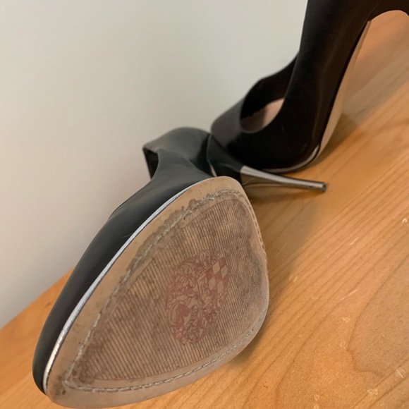 Vince Camuto - Picture 3 of 3